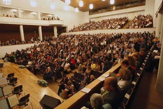 Auditorio lleno de público durante un evento formal