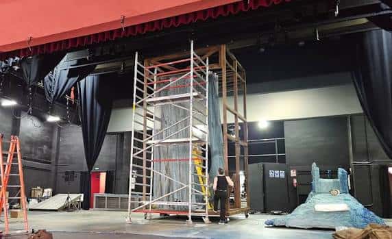 Vista del escenario del Teatro Municipal José María Rodero durante la preparación de una obra