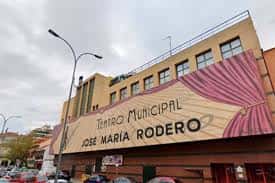 Fachada exterior del Teatro Municipal José María Rodero con cartel publicitario