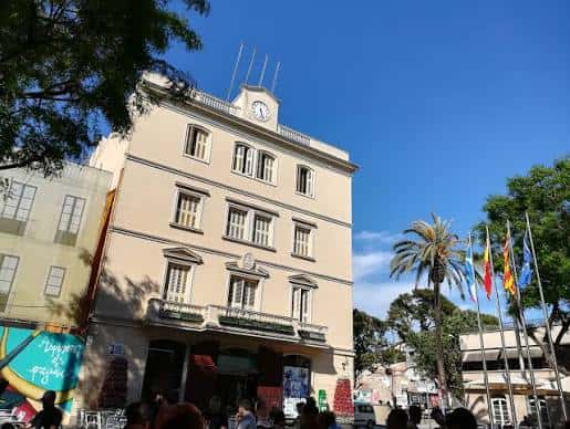 Vista frontal del edificio del Ayuntamiento con bandera catalana