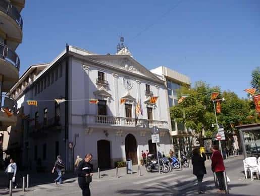 Fachada principal de la Casa de la Cultura en un día soleado con personas transitando