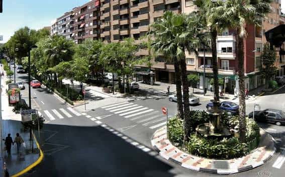 Vista aérea de la Avenida al Vedat con palmeras y edificios residenciales