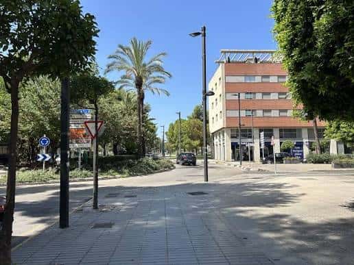 Entrada a la Avenida al Vedat con edificio moderno y zona peatonal