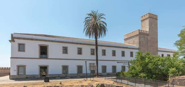 Vista exterior de la Biblioteca de Extremadura en la Alcazaba de Badajoz
