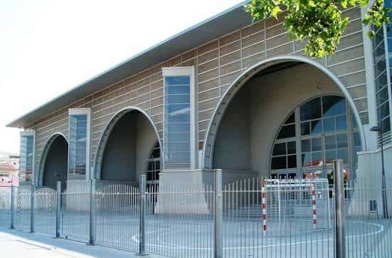 Vista exterior del Palau d'Esports de Granollers con su característica fachada de arcos y revestimiento de ladrillo