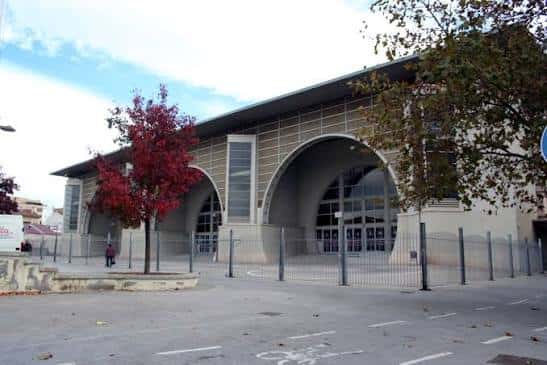 Fachada frontal del Palau d'Esports de Granollers en un día soleado, con árboles de otoño en primer plano