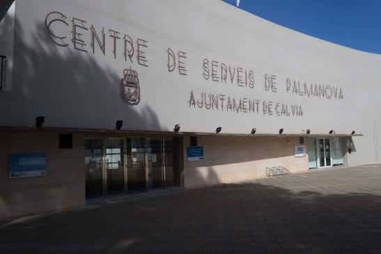 Fachada exterior del Centre de Serveis de Palmanova con el escudo del ayuntamiento