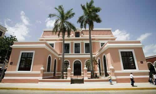 Edificio del museo desde la calle, mostrando su simetría y entrada principal con columnas