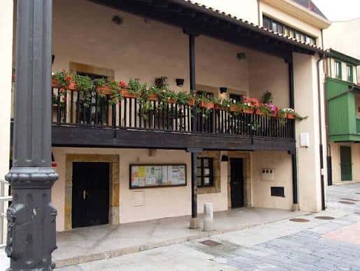 Detalle del balcón y la entrada principal de la Casa del Chino