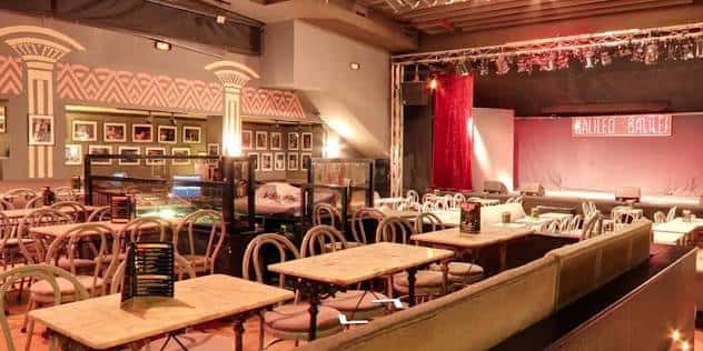 Interior de la sala con mesas, sofás y decoración estilo vintage