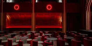 Interior del Babylon Club Madrid con mesas rojas y luces circulares