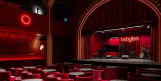 Escenario del Babylon Club Madrid con piano y cortinas rojas