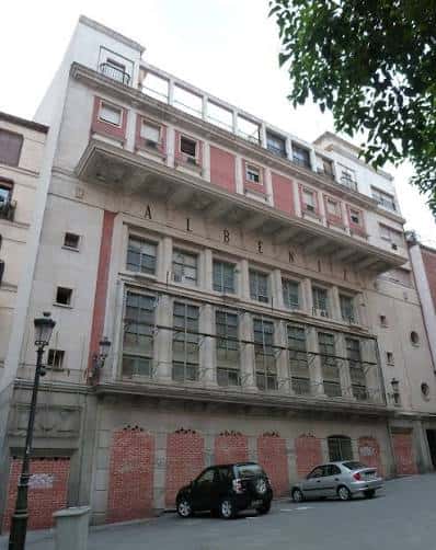 Vista exterior del Teatro Albéniz en Madrid, mostrando su fachada clásica con detalles arquitectónicos y el nombre del teatro en letras grandes