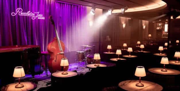 Escenario del club con instrumentos de jazz y luces de escenario