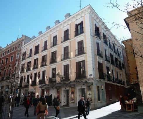 Vista exterior del Teatro Eslava en Madrid durante el día