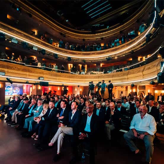 Interior del teatro con público asistiendo a un evento en el auditorio