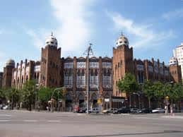 Vista exterior de la Plaza de Toros Monumental con su arquitectura de ladrillo y cúpulas