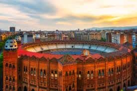 Vista aérea del interior de la plaza de toros al atardecer