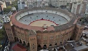 Vista cenital de la plaza de toros desde arriba, mostrando su estructura circular y entorno urbano