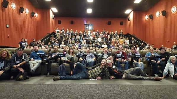 Interior del cine con butacas reclinables y público asistiendo a una función