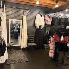 Área de probadores y exhibición de prendas en la tienda
