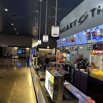 Interior del mostrador de la taquilla y venta de snacks en Galaxy Theatres Austin