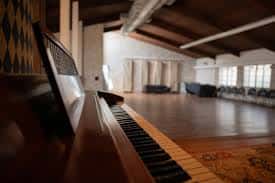 Primer plano de un piano de cola en el salón de eventos