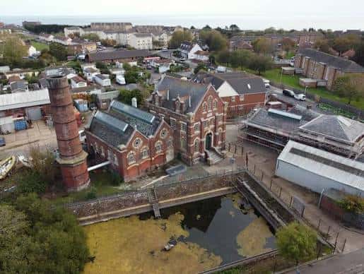 Vista aérea de las Eastney Engine Houses con su chimenea distintiva y entorno urbano