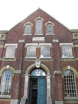 Fachada principal de ladrillo rojo de la Eastney Beam Engine House, con detalles arquitectónicos victorianos