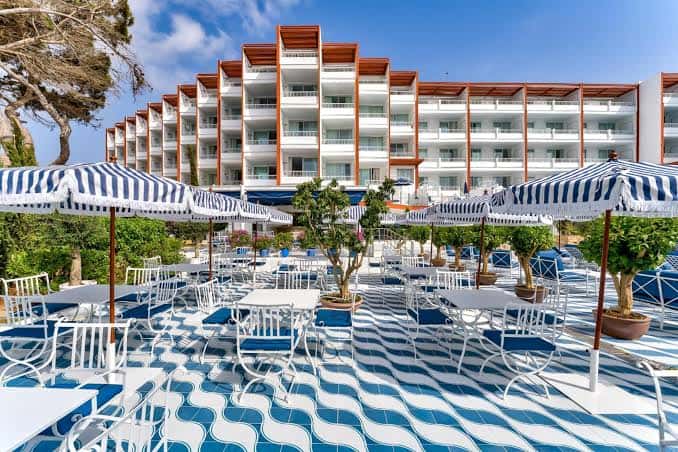 Vista exterior del Hotel Mongibello Ibiza con su distintiva terraza de baldosas azules y blancas