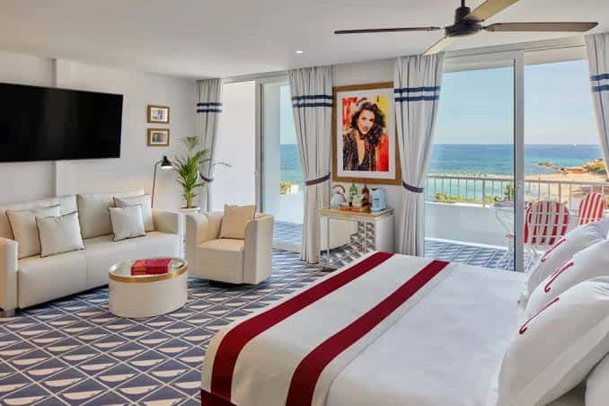 Habitación de lujo con vistas al mar y decoración moderna