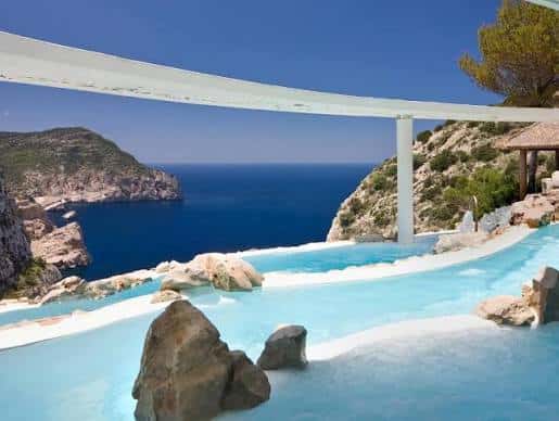 Vista panorámica de la piscina infinita de Hacienda Na Xamena con vistas al mar Mediterráneo