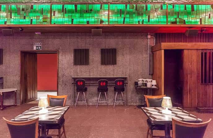 Sala de estar o zona de mesas con decoración de cristal verde