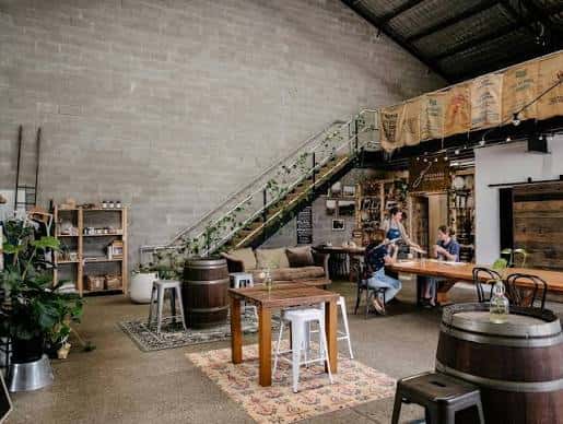 Espacio interior amplio con escalera industrial y zona de estar