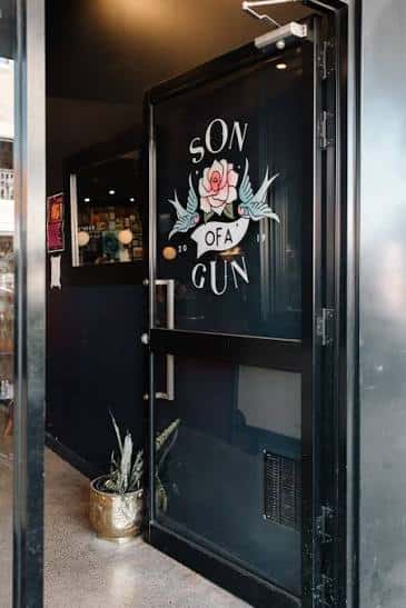 Entrada principal con el logo de Son of a Gun en la puerta