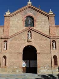 Fachada principal de la Iglesia de la Inmaculada Concepción en Torrevieja, con detalles arquitectónicos y esculturas religiosas