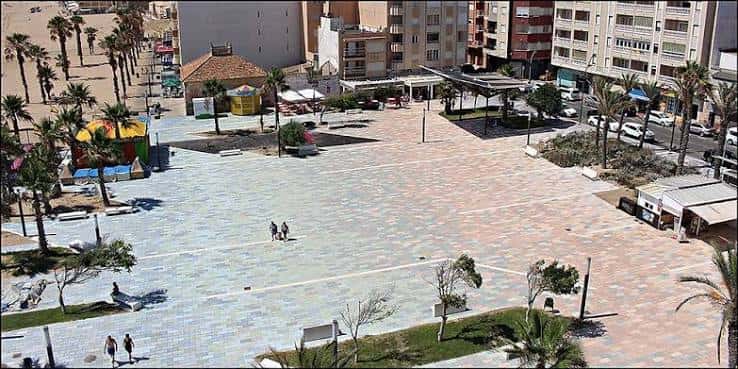 Vista aérea de la plaza con zonas de juegos infantiles y palmeras