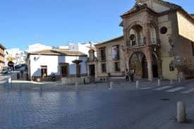 Vista general de la iglesia desde la plaza, mostrando su ubicación urbana y entorno peatonal