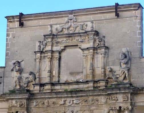 Detalle de la fachada renacentista del Palacio Riquelme con esculturas y ornamentos