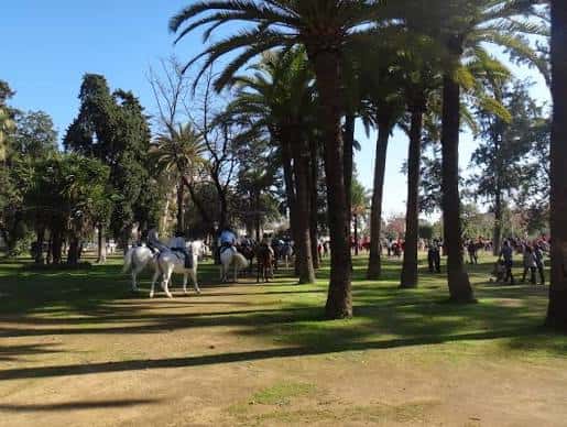Escena de la Feria del Caballo con jinetes y público en el parque