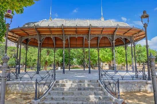 El templete de hierro forjado del parque en un día soleado