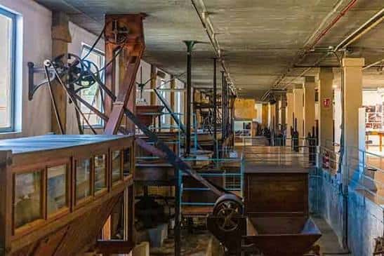 Sala de maquinaria histórica del molino hidráulico