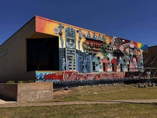 Ángulo exterior de la biblioteca Carver Branch mostrando el mural y la entrada