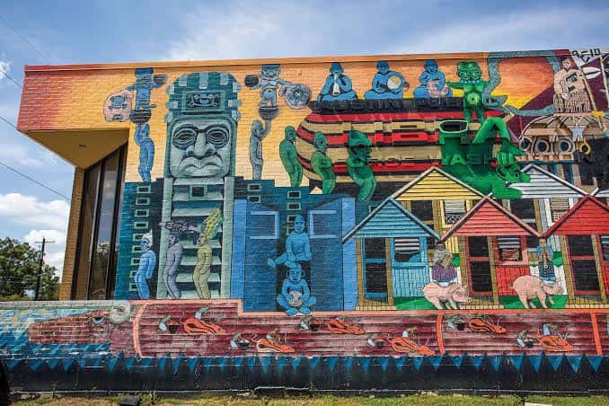 Detalle del mural artístico en la pared exterior de la biblioteca
