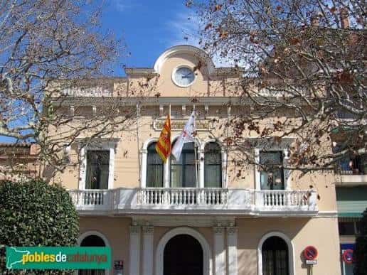Fachada principal del Ayuntamiento de Sant Cugat del Vallès con banderas catalanas