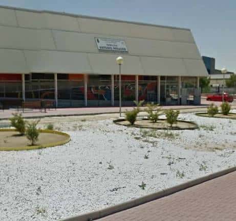 Vista exterior del Pabellón Antonio Peñalver con su fachada moderna y zona ajardinada