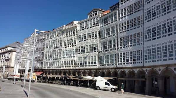 Vista panorámica de la Avenida de Montoto con sus edificios de fachada blanca y arcos en la Dársena de La Marina