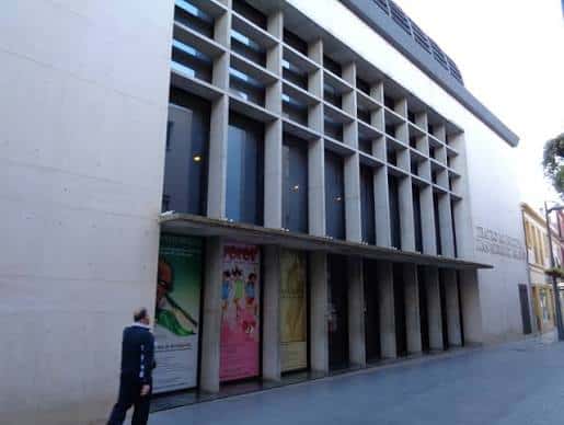 Vista exterior del Teatro Municipal Juan Rodríguez Romero con su fachada de hormigón y estructura de celosía