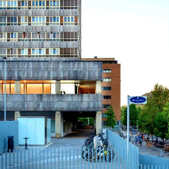 Vista de la Plaza Blas de Otero en San Sebastián con edificios modernos y bicicletas aparcadas