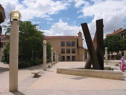 Plaza Blas de Otero con escultura moderna y edificios de fondo